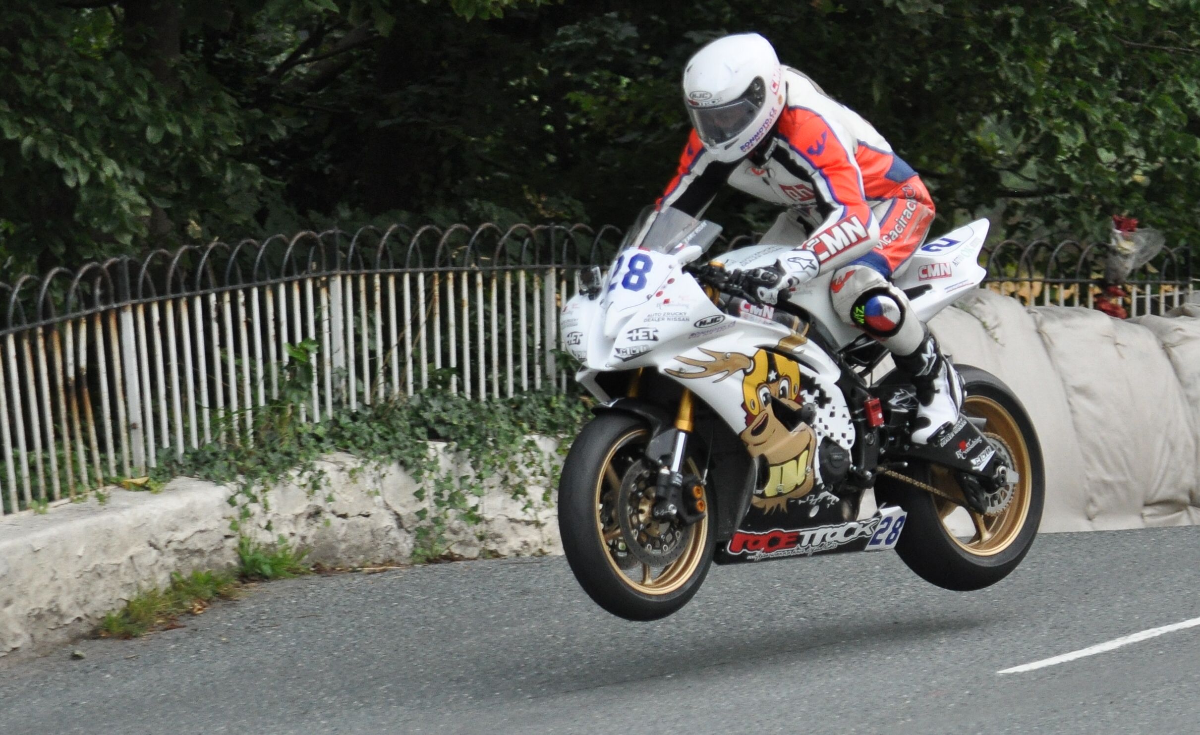 Kamil letí vzduchem ke svému vítězství v Manx Grand Prix na ostrově Man