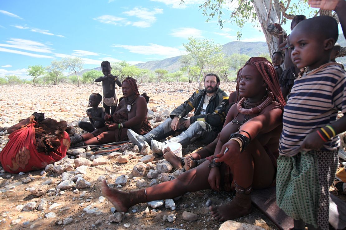 Namibie, cesta opuwo-sesfontein, domorodce kmene Himbu