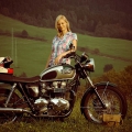 Veronika Triumph Bonneville (zdroj Petrol & Estrogen)