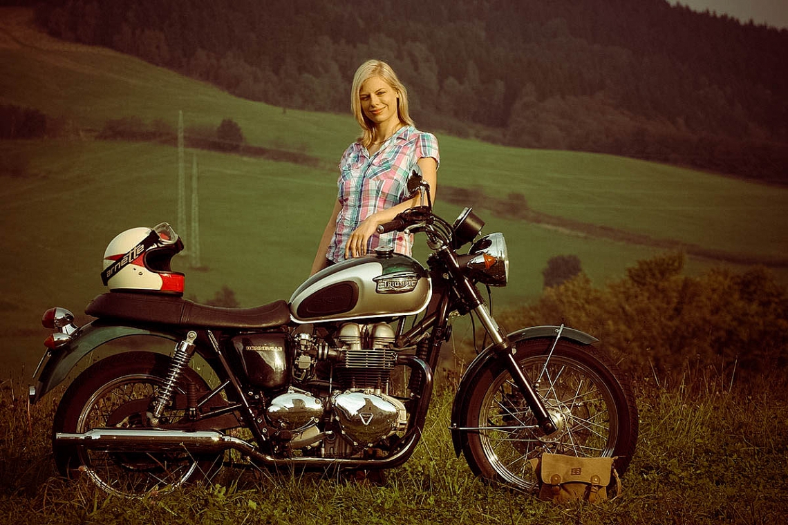 Veronika Triumph Bonneville (zdroj Petrol & Estrogen)